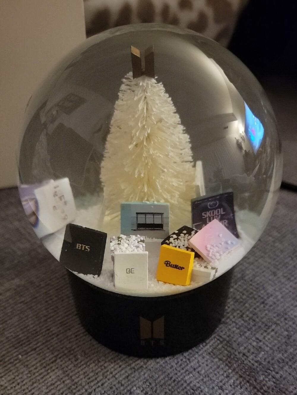 BTS Snow Globe withPhotocards - Picture 3 of 10